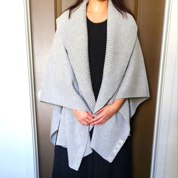 Burberry Cashmere Cape - Picture 6 of 6